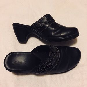 Black heeled clogs with white stitching detail